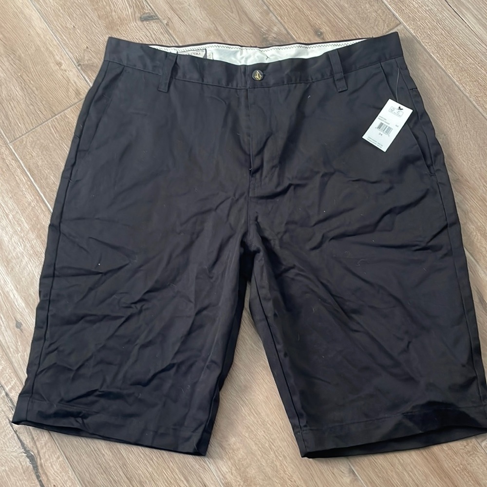 NWT Volcom black men’s shorts